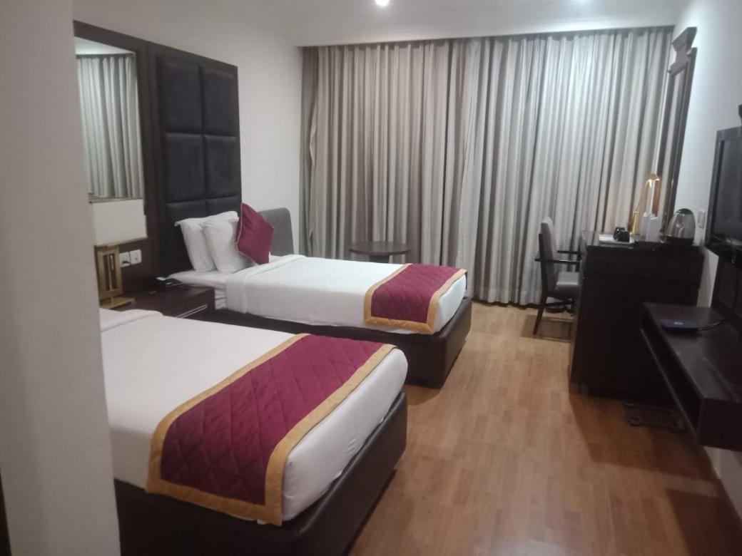 Blossom Rooms Hotel Vashishtha - Free Lunch Or Dinner- Free Breakfast Hyderabad Exterior foto
