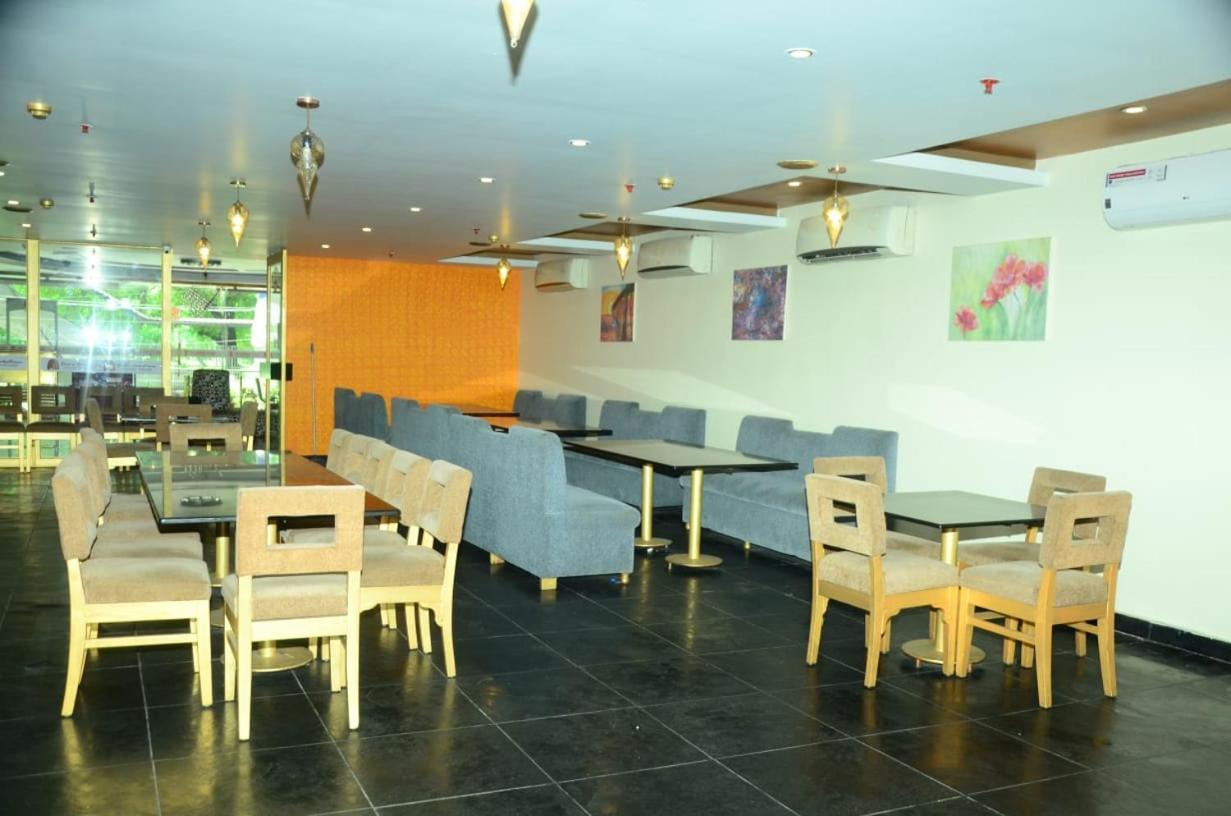 Blossom Rooms Hotel Vashishtha - Free Lunch Or Dinner- Free Breakfast Hyderabad Exterior foto